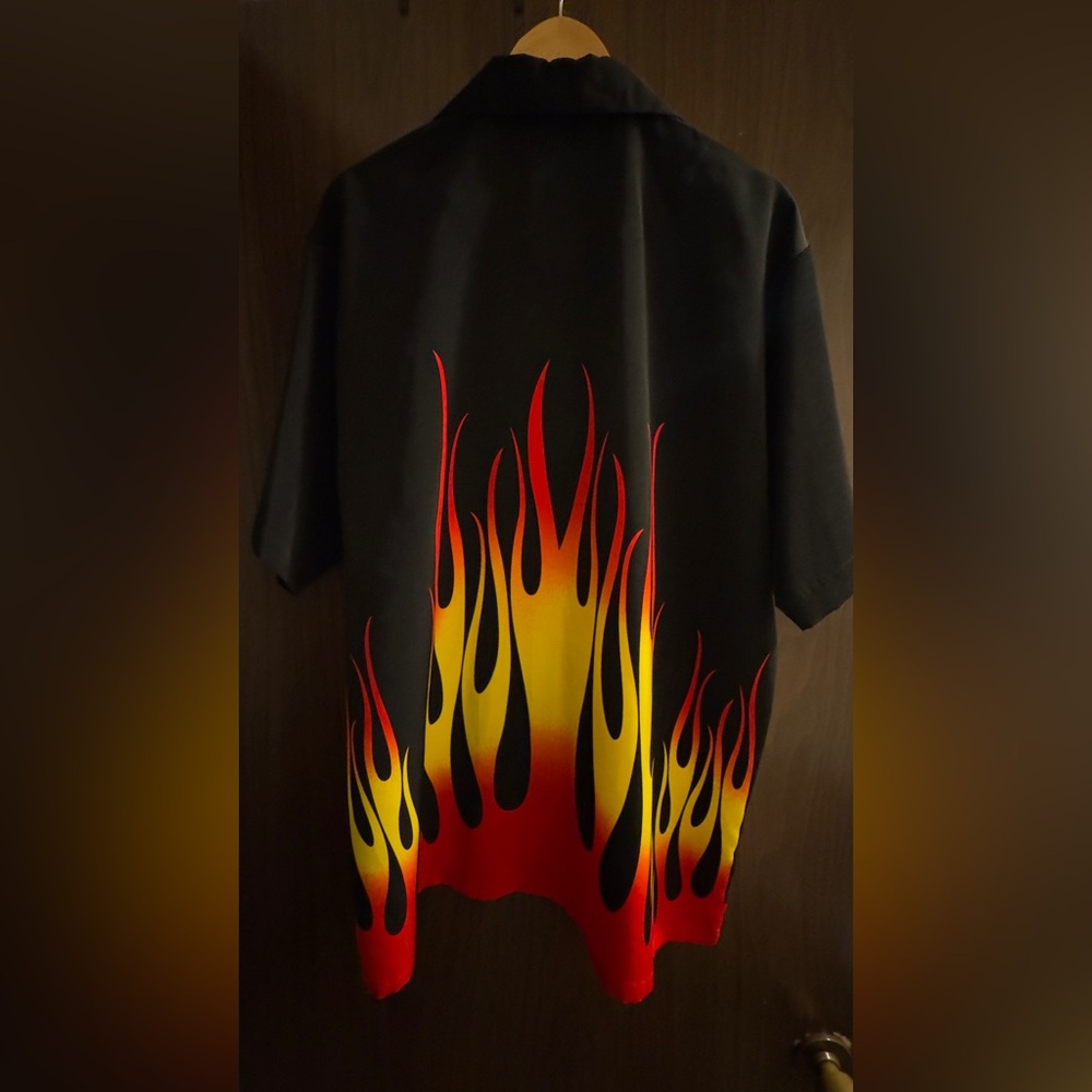 Men's Black Flame Graphic Short Sleeve Shirt(NWOT)